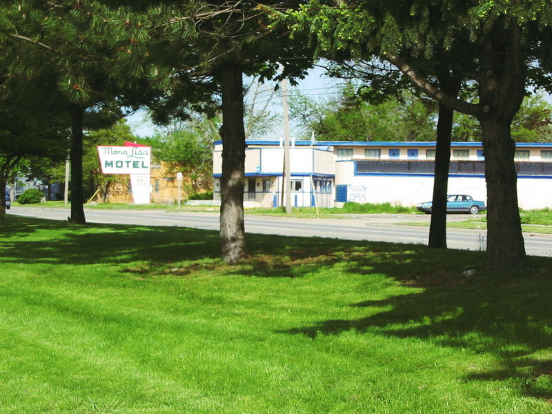 Mona Lisa Motel - May 2002 (newer photo)